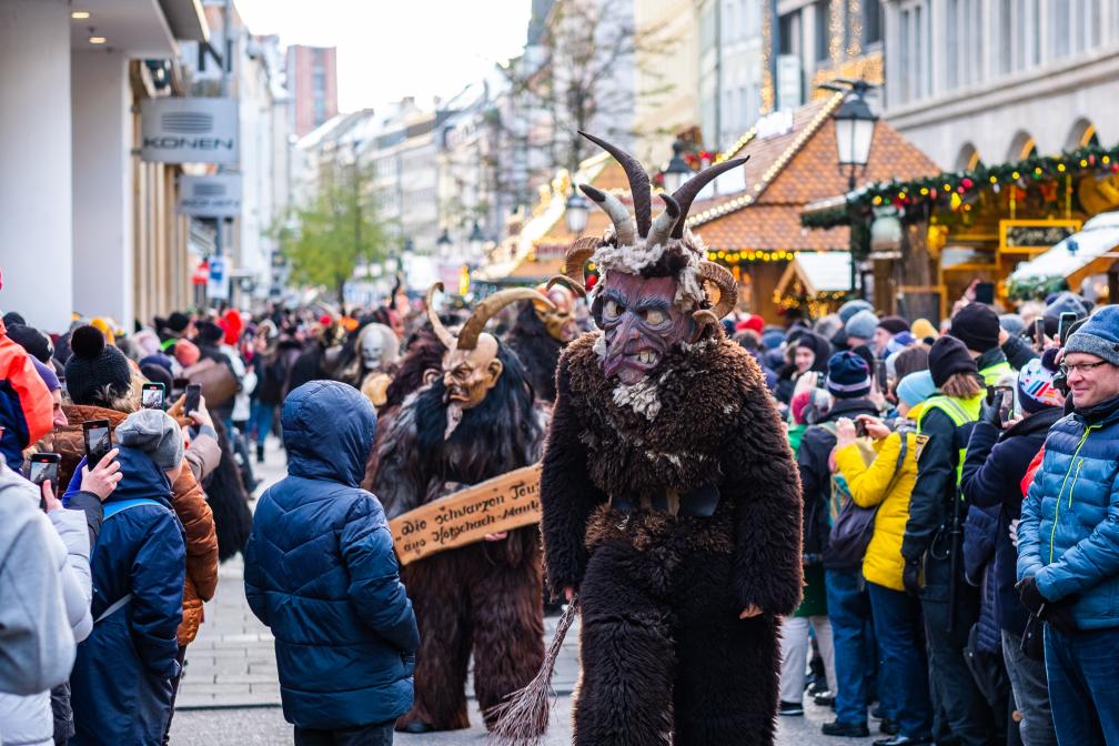Krampusse und Kinder in der Sendlinger Straße
