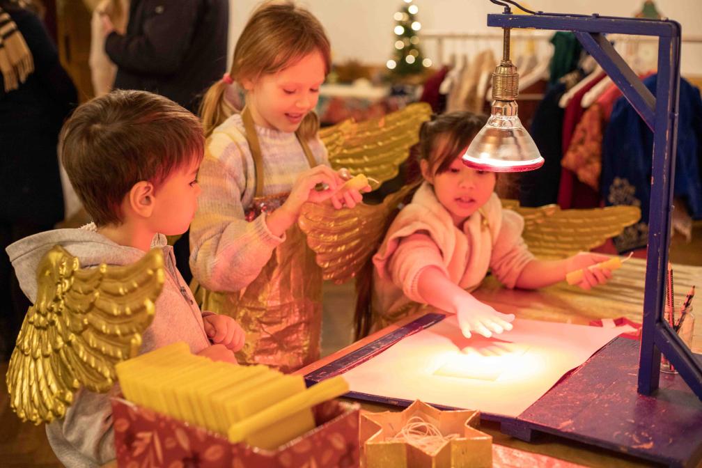 Kinder beim Basteln in der Himmelswerkstatt