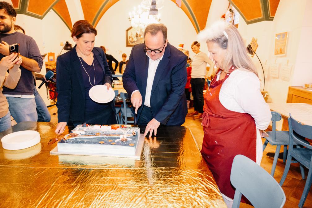 Verena Dietl und Clemens Baumgärtner schneiden die Torte an