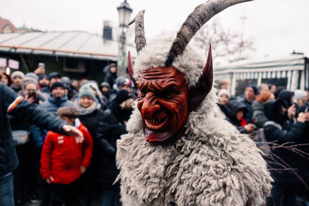 Der Krampuslauf 2024 führte heuer erstmals am Viktualienmarkt entlang.