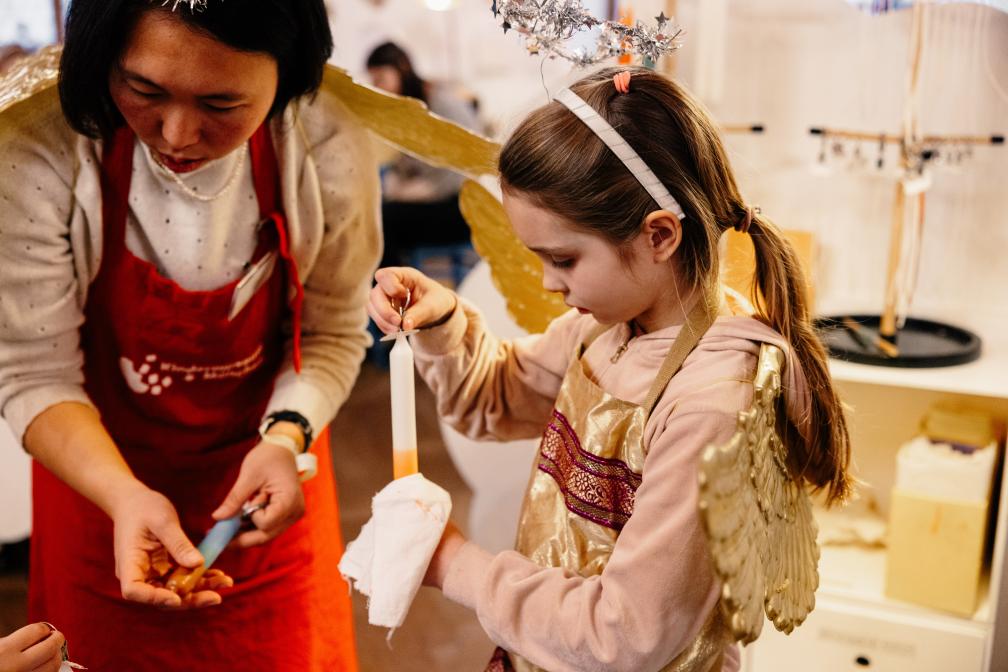 Kinder beim Kerzenziehen