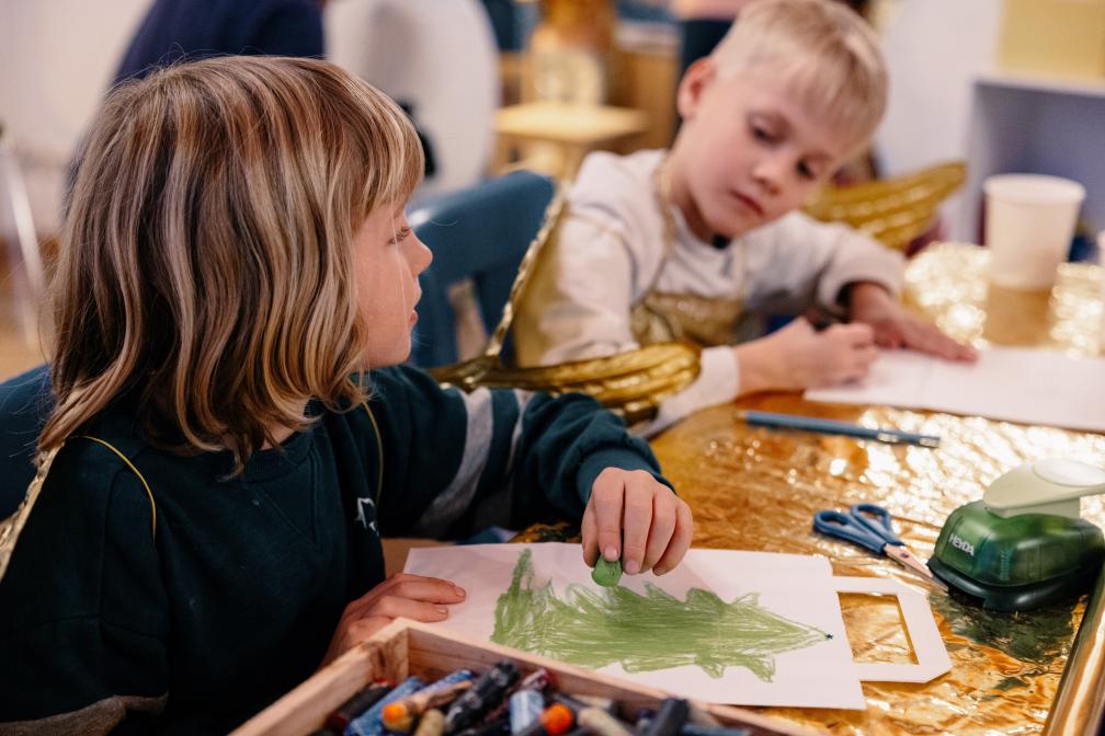 Kinder beim Ausmalen.