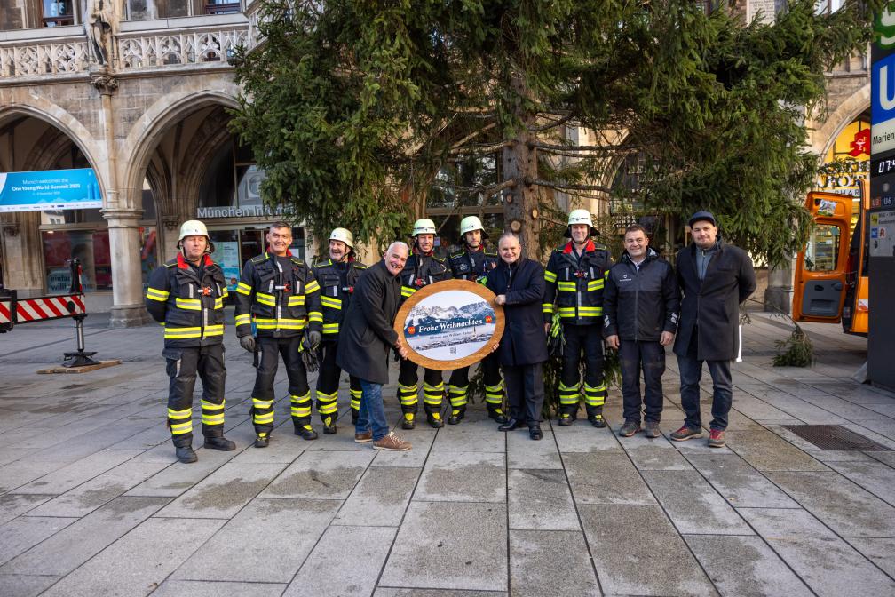 Delegation beim Aufstellen des Christbaums