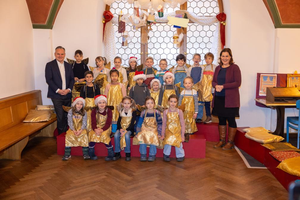 Gruppenfoto mit Bürgermeisterin Verena Dietl, Wirtschaftsreferent Dr. Christian Scharpf und den Kindern der Himmelswerkstatt