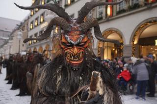Begeisterte Zuschauer beim Krampuslauf durch die Innenstadt Begeisterte Zuschauer beim Krampuslauf durch die Innenstadt