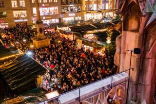 Blick vom Rathausbalkon auf dem Christkindlmarkt und das Publikum