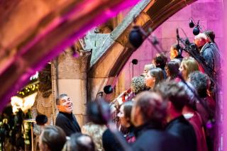 Der Gospelchor St. Lukas auf dem Rathausbalkon