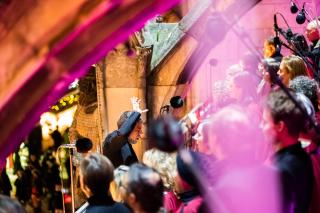 Adventsmusik live: Der Gospelchor St. Lukas Gospelchor St. Lukas auf dem Rathausbalkon