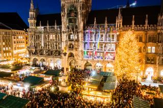 Marienplatz mit Münchner Christkindlmarkt Der Münchner Marienplatz mit Christkindlmarkt