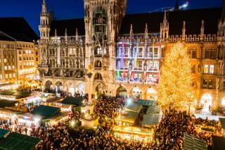 Der Münchner Marienplatz mit Christkindlmarkt