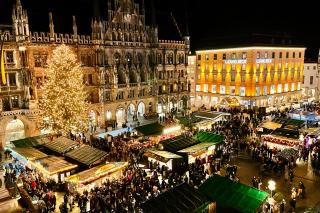 Der Münchner Christkindlmarkt auf dem Marienplatz Münchner Christkindlmarkt auf dem Marienplatz