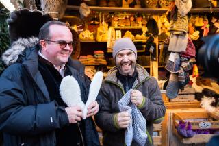 Wirtschaftsreferent Clemens Baumgärtner und Robert Hatzl von „Hatzls Naturprodukte“ auf dem Münchner Christkindlmarkt