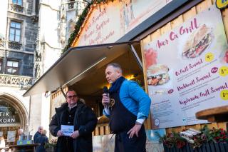 Der Ox-Grill auf dem Marienplatz mit Wirtschaftsreferent Clemens Baumgärtner und Robert Zitzlsperger Der Ox-Grill auf dem Marienplatz mit Wirtschaftsreferent Clemens Baumgärtner und Robert Zitzlsperger