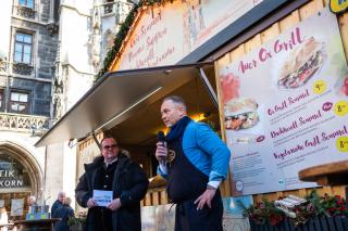 Der Ox-Grill auf dem Marienplatz mit Wirtschaftsreferent Clemens Baumgärtner und Robert Zitzlsperger