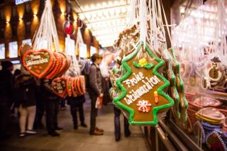 Weihnachtlicher Lebkuchen auf dem Christkindlmarkt am Marienplatz.