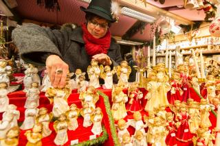 Christkindlmarkt: Stand mit Engelfiguren auf dem Kripperlmarkt. Christkindlmarkt: Stand mit Engelfiguren auf dem Kripperlmarkt.