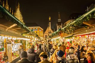 Besucher auf dem Münchner Christkindlmarkt auf dem Marienplatz