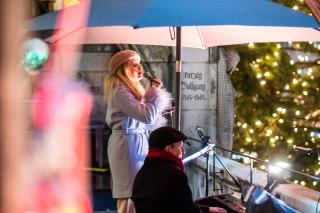 Jasmin Bayer und Davide Roberts bei der Adventsmusik auf dem Münchner Rathausbalkon