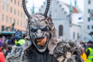 Krampus mit dem Alten Rathaus im Hintergrund