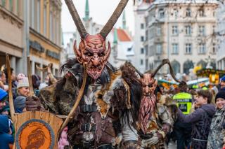 Der traditionelle Krampuslauf über den Münchner Christkindlmarkt