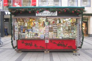 Nostalgischer Papierstand "Münchner Romantix" mit Tortenspitzen, 3D-Karten, Girlanden, Papierkrippen, Weihnachtskarten, Glanzbilder und Papierborten.