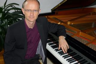 Daniel Eppinger Daniel Eppinger hat bereits mit einer Vielzahl namhafter Musiker*innen der nationalen und internationalen Musik- und Jazzszene zusammengearbeitet.
