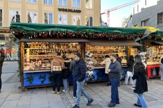 Der Standle mit Nussknackern von Heidemarie Steindl 