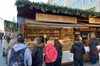 Roman Titus mit handgefertigten Puppenmöbeln