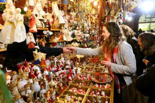 Marktstand auf dem Münchner Christkindlmarkt Marktstand auf dem Münchner Christkindlmarkt