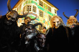 Archivfoto mit Krampussen vor dem Ruffinihaus im Jahr 2006 Archivfoto mit Krampussen vor dem Ruffinihaus im Jahr 2006.