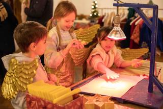 Kinder beim Basteln in der Himmelswerkstatt