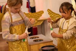 Kinder beim Basteln in der Himmelswerkstatt Kinder beim Basteln in der Himmelswerkstatt