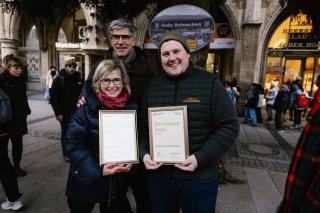 So sehen Sieger aus: Charles und Angelika Porth mit Sebastian Willenborg