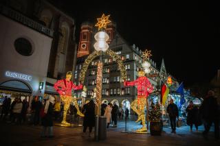 Die beiden Schäffler-Figuren erfreuen die Christkindlmarkt-Gäste