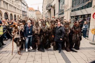 Gruppenfoto mit Organisator Tom Bierbaumer, Clemens Baumgärtner, Referent für Arbeit und Wirtschaft, und die Gruppe Sparifankerl-Pass.