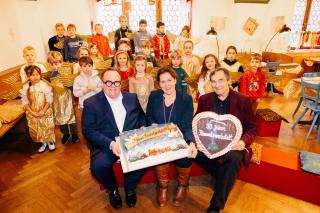 Clemens Baumgärtner, Verena Dietl und Haimo Liebich mit Jubiläumstorte und Lebkuchenherzerl. 