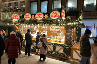 Der Schlemmer Standl von Michael Kiebl mit Lolly-Wafferln und Backwaren