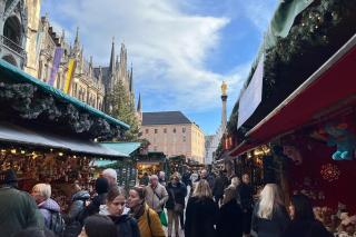 Gäste auf dem Christkindlmarkt am Marienplatz