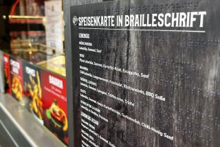 Braillleschrift (Blindenschrift) an Franzls Leberkäs Speiserei 