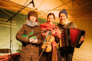 Monika Drasch, Traudi Siferlinger und Hansi Zeller (v.l.) beim Singen unterm Christbaum