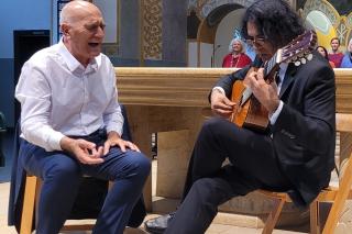 Chorleiter Marco Flores Bravo an der Gitarre und Sänger Rafael Delgando Romero