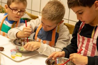 Kinder basteln in der Himmelswerkstatt