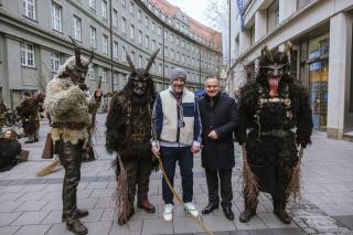Tom Bierbaumer, Organisator des Laufs, mit Wirtschaftsreferent und Christkindlmarktchef Dr. Christian Scharpf. 