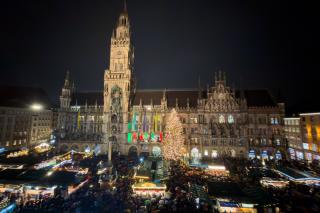 Anleuchten des Christbaums auf dem Marienplatz