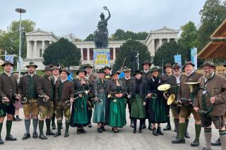 Gruppenbild Miesbacher Jagdhornbläser auf dem Oktoberfest vor der Bavaria-Statue