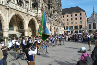 Die Sechzger Musikanten auf dem Marienplatz