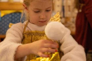Kinder basteln in der Himmelswerkstatt