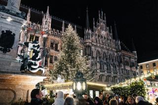 Blick zum Christbaum auf dem Marienplatz