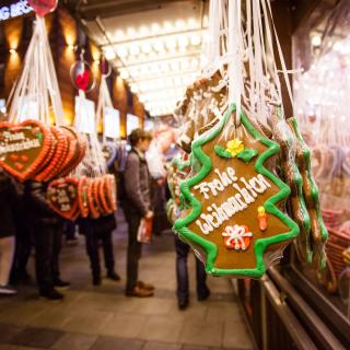 Weihnachtlicher Lebkuchen auf dem Christkindlmarkt am Marienplatz.