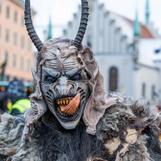 Krampus mit dem Alten Rathaus im Hintergrund